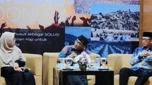 Tiga-narasumber-berdiskusi-dalam-Talkshow-Literasi-Ibadah-Haji-Resmi-2026.jpg