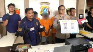 Tim-Buser-77-Satreskrim-Polresta-Kendari-menangkap-H-31-pembuat-SIM-palsu.jpg