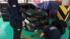 Tim-Puslabfor-Polri-melakukan-olah-TKP-dan-pemeriksaan-mobil.jpg