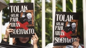 Tolak-Gelar-Pahlawan-Nasional-untuk-Soeharto_20250515_125658.jpg