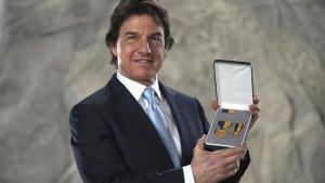 Tom-Cruise-berpose-dengan-Penghargaan-dari-Angkatan-Laut-Amerika-Serikat.jpg