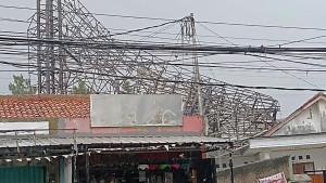 Tower-reklame-roboh-dan-pohon-tumbang-akibat-angin-kencang-di-Ciputat-Tangerang-Selatan.jpg
