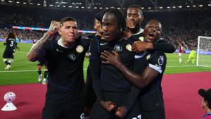 Trevoh-Chalobah-tengah-merayakan-gol-kelima-Chelsea.jpg