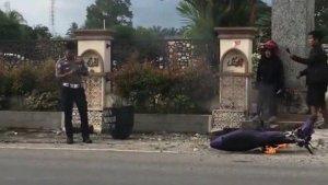 Trison-Bakar-Motornya-saat-Ditilang-Polisi.jpg