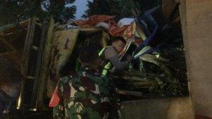 Truk-bermuatan-besi-kecelakaan-di-Cianjur.jpg