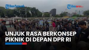 UNJUK-RASA-BERKONSEP-PIKNIK-Massa-dari-mahasiswa-dan-masyarakat.jpg