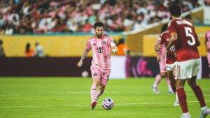 Upaya-dribble-Lionel-Messi-pada-pertandingan-Grup-A.jpg