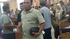 VIRAL-MEROKOK-Seorang-warga-memperlihatkan-foto-anggota-DPRD-Tuban.jpg