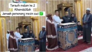 Viral-Takmir-Masjid-Bagi-bagi-Doorprize-usai-Tarawih-di-Maros-Ada-Paket-Umrah-hingga-Mesin-Cuci.jpg