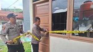 WANITA-BAKAR-DIRI-Petugas-kepolisian-pasang-police-line.jpg