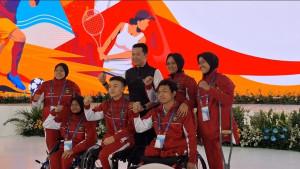Wakil-Menpora-Taufik-Hidayat-foto-bersama-dengan-para-atlet.jpg