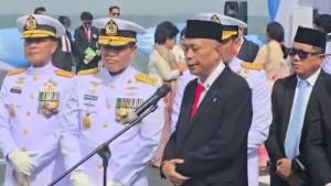 Wakil-Menteri-Sosial-Agus-Jabo-Priyono-di-atas-KRI-Brawijaya-320-tabur-bunga.jpg