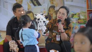 Wali-Kota-Semarang-Agustina-Wilujeng-bersama-anak-anak.jpg