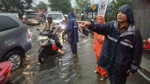 Wali-Kota-Surabaya-Cak-Eri-saat-sidak-titik-banjir.jpg