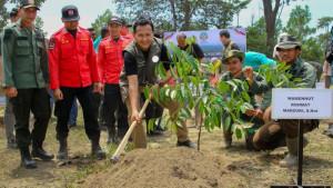 Wamenhut-Rohmat-Marzuki-saat-penanaman-pohon-di-Riau.jpg