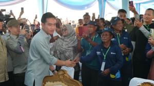 Wapres-Gibran-salami-petani-saat-panen-jagung.jpg