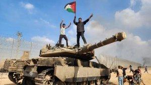 Warga-Palestina-menaiki-Tank-Merkava-Israel-dan-mengibarkan-bendera-Palestina.jpg