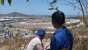 Warga-sedang-menonton-MotoGP-Mandalika-2024-dari-atas-Bukit-Rangkep.jpg