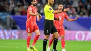 Wasit-Ahmed-Al-Ali-asal-Kuwait-saat-memimpin-laga-Iran-vs-Qatar-dalam-ajang-AFC-Asian-Cup-2023.jpg