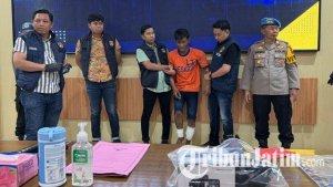 Yusa-Cahyo-Utomo-pelaku-pembunuhan-satu-keluarga-saat-dihadirkan.jpg