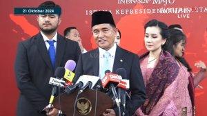 Yusril-Ihza-Mahendra-didampingi-istrinya-Rika-Kato.jpg