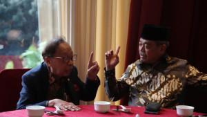 Zarnubi-kanan-berbincang-santai-dengan-P.jpg