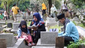 Ziarah-Kubur-Jelang-Ramadan-di-TPU-Astanaanyar-Bandung_20250228_202019.jpg