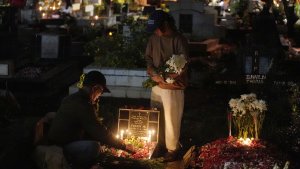 Ziarah-Makam-Malam-Natal-Warga-Keturunan-Portugis_20241225_110250.jpg