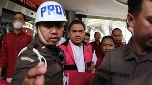 achsanul-qosasi-kenakan-rompi-merah-muda_20231103_193854.jpg