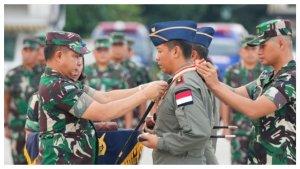 agus-subiyanto-menyematkan-penghargaan-dharma-pertahanan.jpg