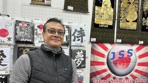 agus-sudrajat-53-di-tokonya-japan-souvenir-shop-yang-berada-di-akihabara-tokyo.jpg