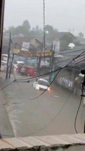 air-bah-berwarna-coklat-terjang-kota-Sukabumi-Jawa-Barat.jpg