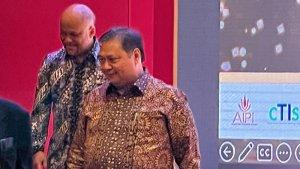 airlangga-hartarto-dan-ilham-habibie-di-perpustakaan-nasional.jpg