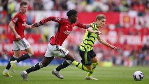 aksi-duel-kobbie-mainoo-vs-martin-odegaard-di-laga-manchester-united-vs-arsenal.jpg