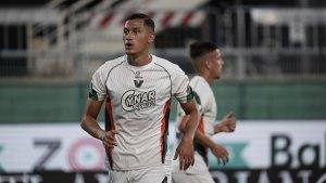 aksi-pemain-timnas-indonesia-jay-idzes-saat-debut-di-serie-a-bersama-venezia.jpg