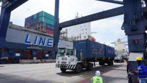 aktivitas-bongkar-muat-di-jict-menggunakan-operation-dual-cy.jpg