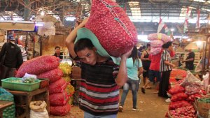 aktivitas-jual-beli-di-pasar-kramat-jati-jelang-ramadan_20190429_204431.jpg