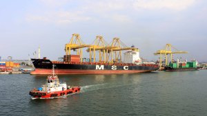 aktivitas-pelabuhan-peti-kemas-tanjung-emas-semarang_20220126_141446.jpg