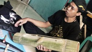 alat-musik-tradisional-khas-jawa-barat-karinding-dan-celempung_20211218_064459.jpg