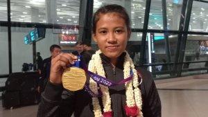 amellya-nur-sifa-foto-bersama-medali-emas.jpg