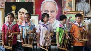anak-anak-pegang-angklung.jpg