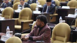 anggota-dpd-ri-filep-wamafma-memberikan-pertanyaan-kritis-terkait-kompensasi.jpg