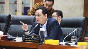 anggota-dpr-ri-martin-manurung-meminta-penanganan-tumpahan-aspal-di-laut.jpg