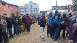 antrean-pekerja-india-yang-akan-ke-israel.jpg