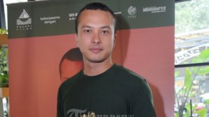 artis-peran-nicholas-saputra-berpose-saat-konferensi-pers-film-aruna-dan-lidahnya-di-jakarta_20180828_142849.jpg