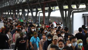 arus-balik-lebaran-di-stasiun-pasar-senen_20230425_212641.jpg