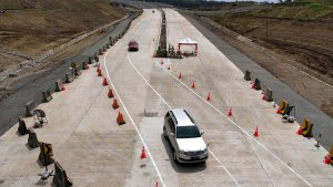 arus-lalu-lintas-di-tol-cisumdawu-pada-h-3-lebaran-masih-normal_20230420_024326.jpg