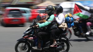 arus-mudik-jalur-pantura-cirebon-ramai-lanar_20240407_191350.jpg