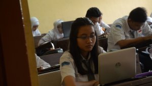 arzeti-bilbina-kunjungi-ujian-sekolah-berbasis-komputer_20170307_154329.jpg