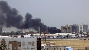 asap-tebal-mengepul-di-atas-gedung-gedung-di-sekitar-bandara-khartoum-sudan.jpg
